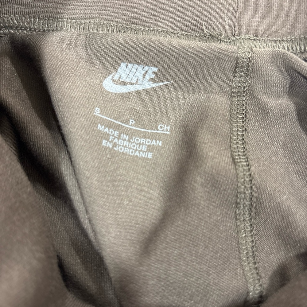 Nike Biker Shorts Small Women Sportswear Essentials Cacao Wow Brown Training NWT - Picture 2 of 3